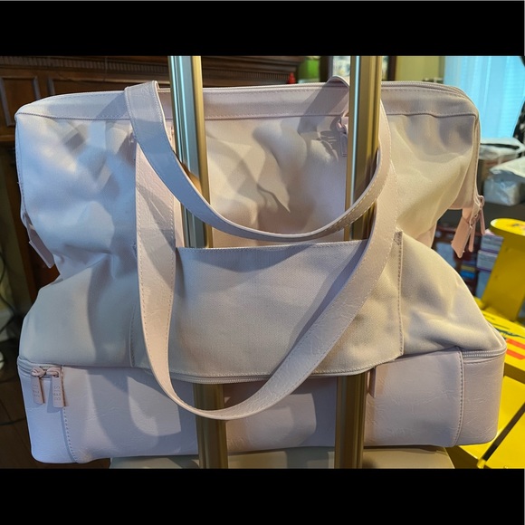 🚫SOLD 🚫NWT Limited Edition Beis The Weekender Bag in Sakura Pink - Picture 7 of 11
